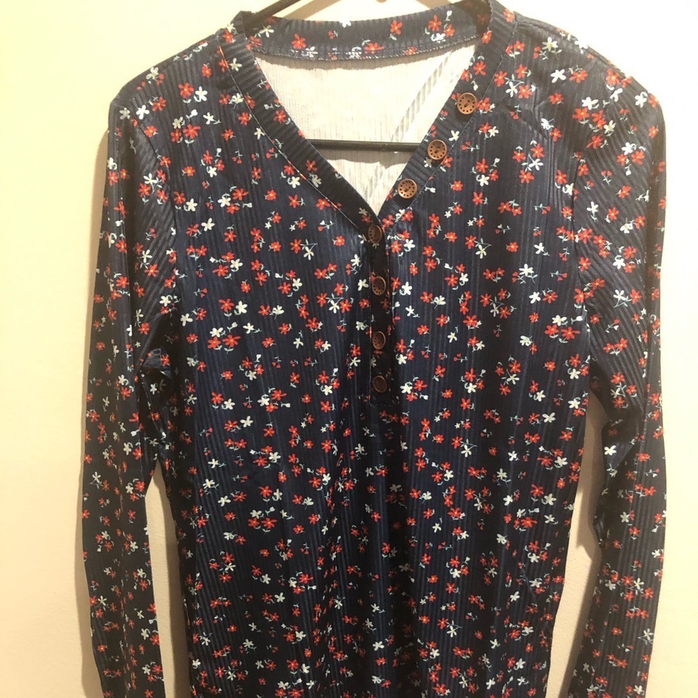 NWOT no brand shirt. Fits like a Medium.